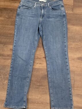Women’s Straight-Leg Jeans in Mid Blue Wash
